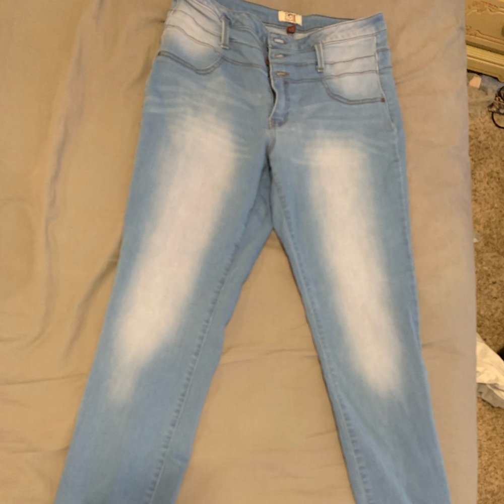 Light wash skinny jeans